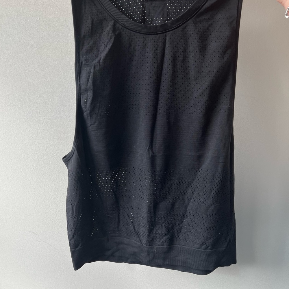 lululemon muscle tank size 6